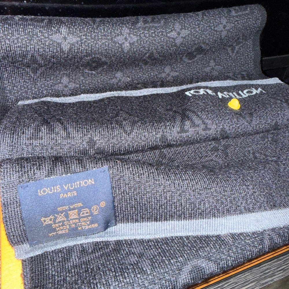 Authentic Louis Vuitton My Manogram eclipse scarf, 100% wool - Picture 5 of 6
